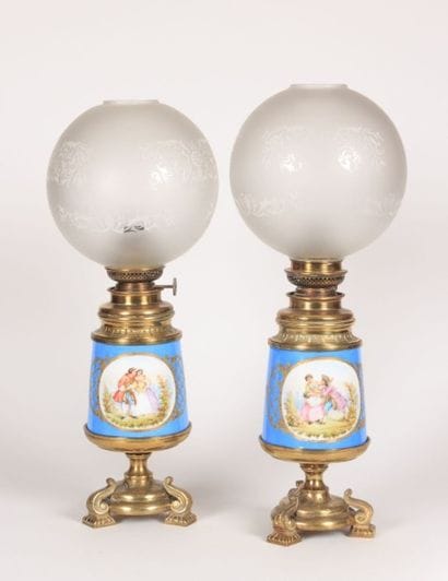 Paire de lampe à pétrole, le fût en porcelaine...