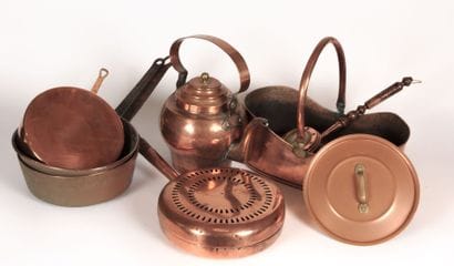 Lot en cuivre composé de trois casseroles...