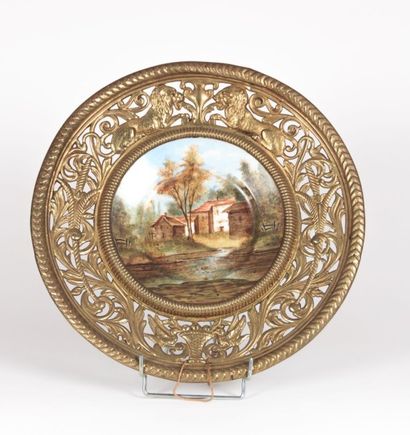 Assiette en porcelaine à décor polychrome...