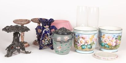 Lot comprenant : Un support en régule à décor...