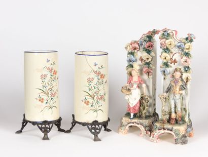 Paire de vases rouleau en faïence à décor...