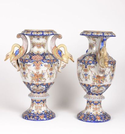 Paire de vases balustre en faïence posant...