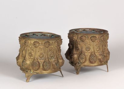 Paire de cache-pots en laiton repoussé à...
