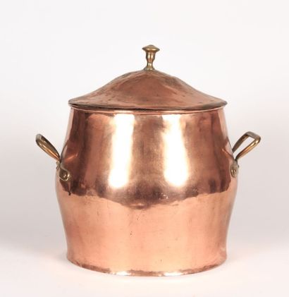 Pot couvert en cuivre à deux anses latérales

(enfoncements...