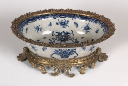Bassin en porcelaine craquelée à décor en...
