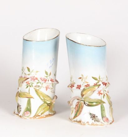 Paire de vases en porcelaine simulant des...