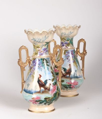 Paire de vases en porcelaine à fond rosé...
