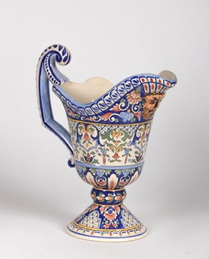Aiguière casque en faience à décor polychrome...