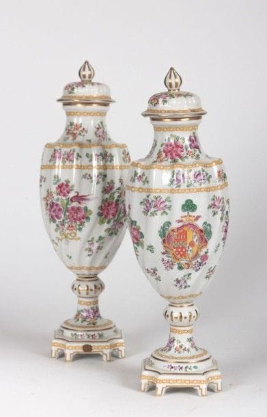 Paire de vases couverts en porcelaine reposant...