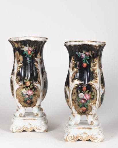 PARIS

Paire de vases en porcelaine posant...