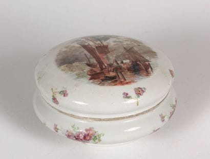 LIMOGES 

Bonbonnière en porcelaine à décor...