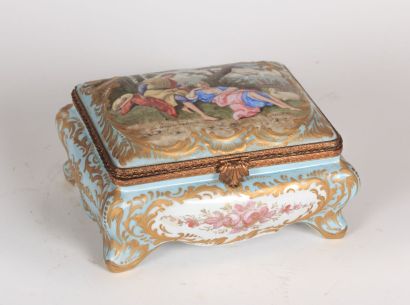Bonbonnière de forme rectangulaire en porcelaine...