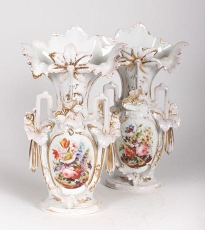 PARIS 

Paire de vases cornet en porcelaine...