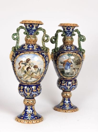 ITALIE 

Paire de vases en faïence de forme...