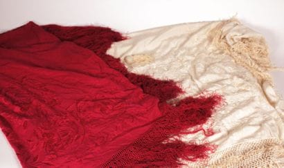 Lot composé d'un châle en soie brodée beige...