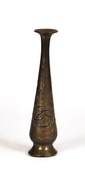 Vase soliflore en laiton gravé d'un décor...