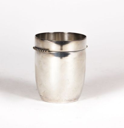 Timbale en métal argenté uni, le col à décor...