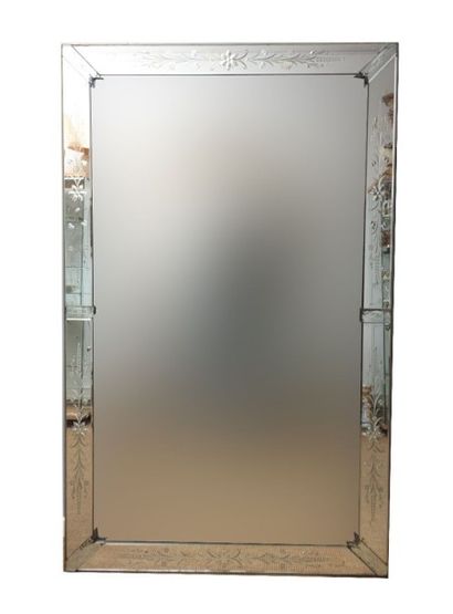 Miroir en plaques de verres biseautés à décor...