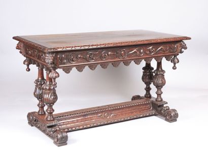 Table de milieu en chêne mouluré et sculpté,...