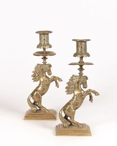 Paire de bougeoirs en bronze posant sur une...