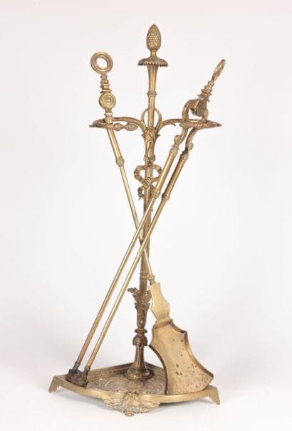 Nécessaire de cheminée en bronze à base triangulaire...