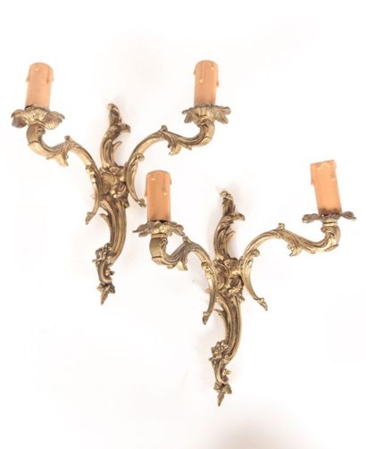 Paire d'appliques en bronze, le fût à motif...