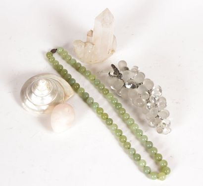 Lot composé d'un quartz, d'un oeuf en pierre...