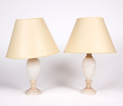Deux pieds de lampes en albatre posant sur...