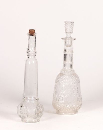 Lot composé d'une carafe en verre à bouchon...
