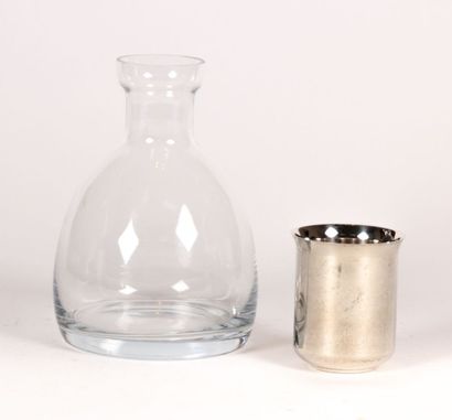Flacon en verre translucide couvert d'une...