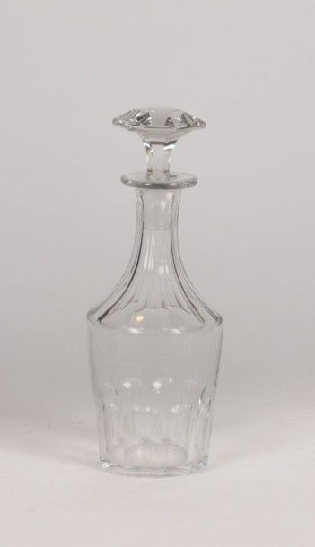 Carafe en cristal translucide et un bouchon...