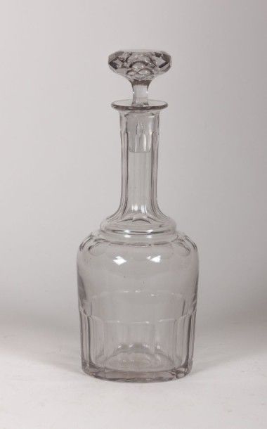 Carafe en verre translucide, la base et l'épaule...