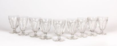 Suite de neuf verres à eau en cristal à pans...