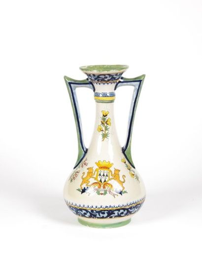 HENRIOT QUIMPER

Vase en faïence polychrome...