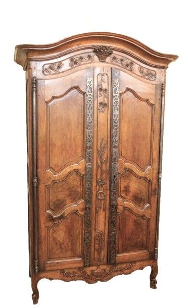 157
Armoire en bois naturel mouluré et
sculpté,...