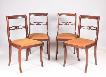 Suite de quatre chaises en acajou, le dossier...
