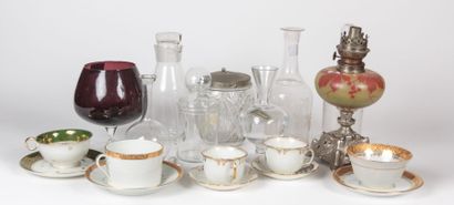 Lot en verre ou porcelaine comprenant une...