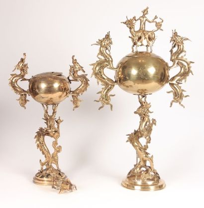 ASIE

Deux brûles parfums en bronze, le fût...