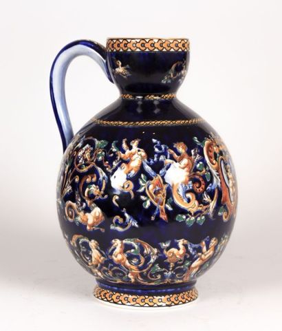 GIEN

Pichet à panse ovoïde en faïence polychrome...