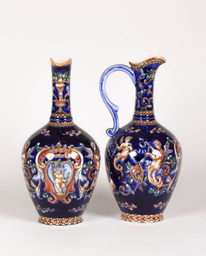 GIEN

Paire de carafes en faïence à décor...