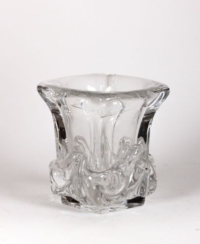 DAUM

Vase en cristal quadrangulaire à col...