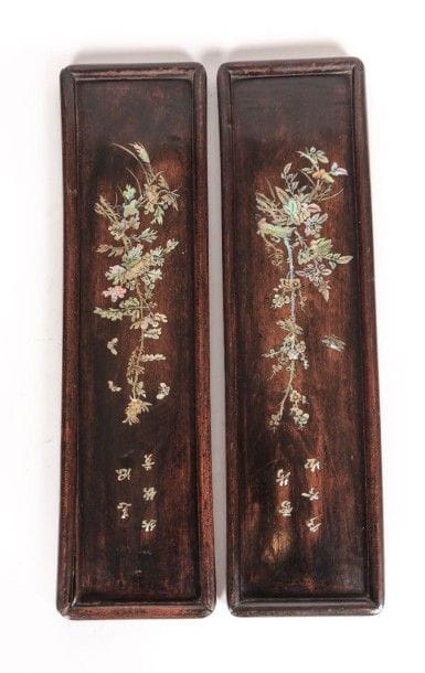 CHINE

Deux panneaux en bois teinté à décor...