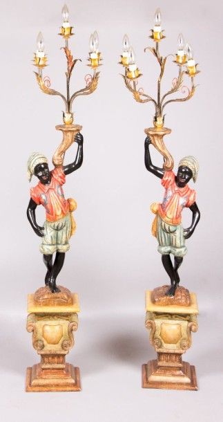 Paire de nubiens en porte-torchère en bois...