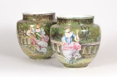 Paire de vases à panse ovoïde et col resserré...