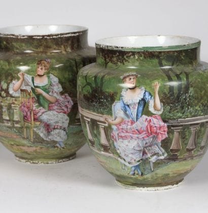 Paire de vases à panse ovoïde et col resserré...