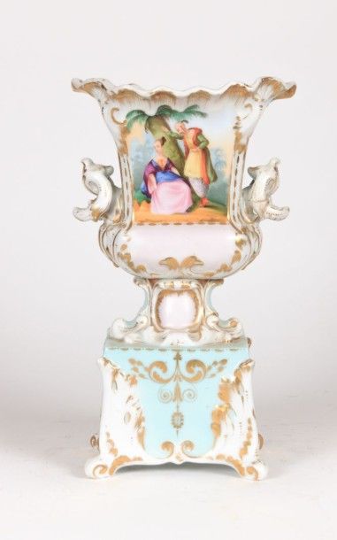 Vase en porcelaine de forme quadrangulaire...