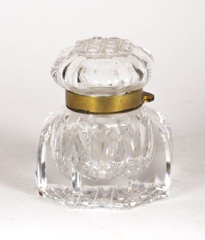 Encrier en cristal taillé, la panse à pans...
