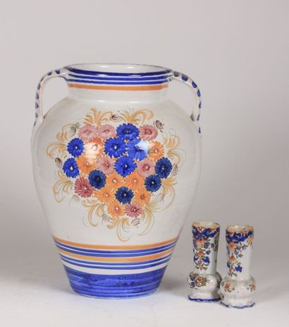 Potiche en faïence à décor polychrome de...