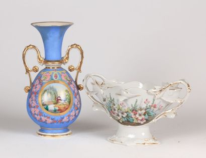 Vase balustre en porcelaine à décor polychrome...