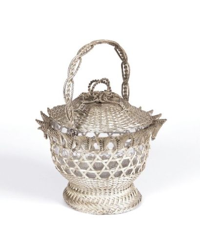 Panier en argent tressé posant sur un

piédouche,...